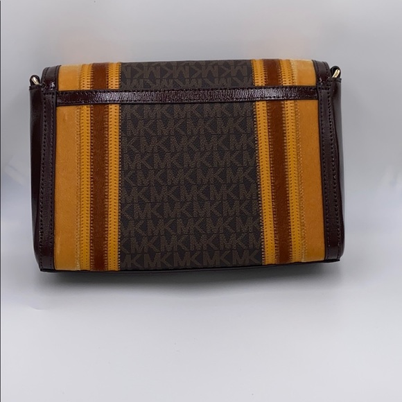 Michael Kors Kinsley Medium Shoulder Bag - Picture 2 of 6